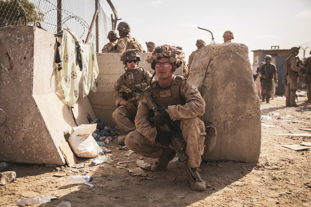 Američki vojnici pomažu pri evakuaciji, Foto: Reuters