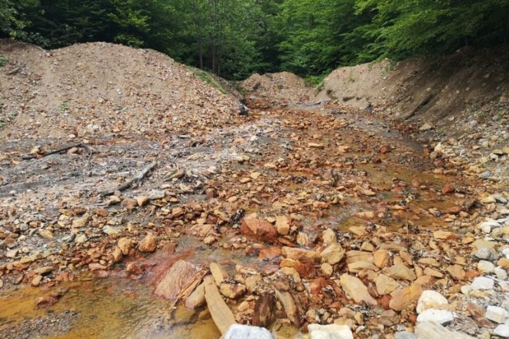 Iz stare jame rudnika voda se izliva u "mrtvi potok" Žuta prla, Foto: Miloš Rudović
