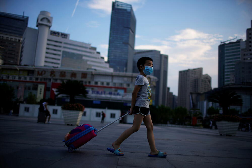 Dječak u blizini željezničke stanice u Šangaju, Foto: Rojters