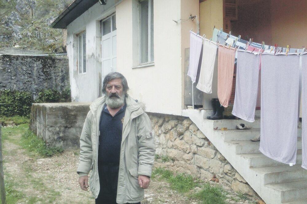Radomir Jović ispred kuće pored izvorišta Breznica, u kojoj je proveo ri decenije, Foto: Goran Malidžan