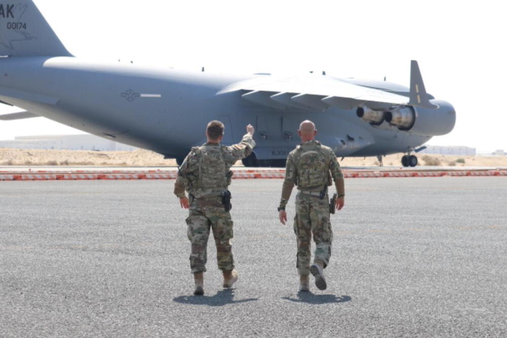 Avion sa evakuisanim osobama na aerodromu u Kuvajtu, Foto: Reuters
