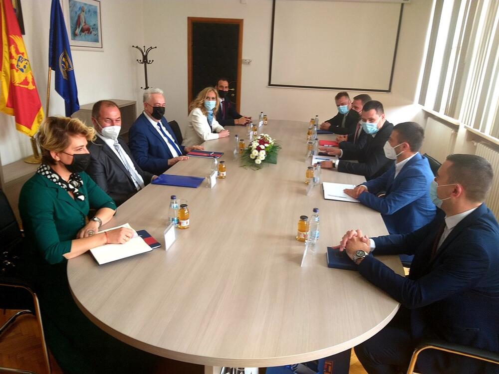 <p>“Ova sezona požara govori o tome da moramo naći model koji će biti regionalan, jer se već sada uočava da to ne može da bude samo problem lokalnog karaktera, a posebno zbog sve većeg uticaja klimatskih promjena", kazao je premijer</p>