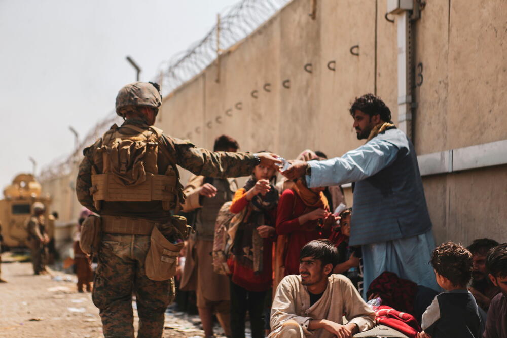 Američki vojnici pomažu u evakuaciji Avganistanaca, Foto: Reuters
