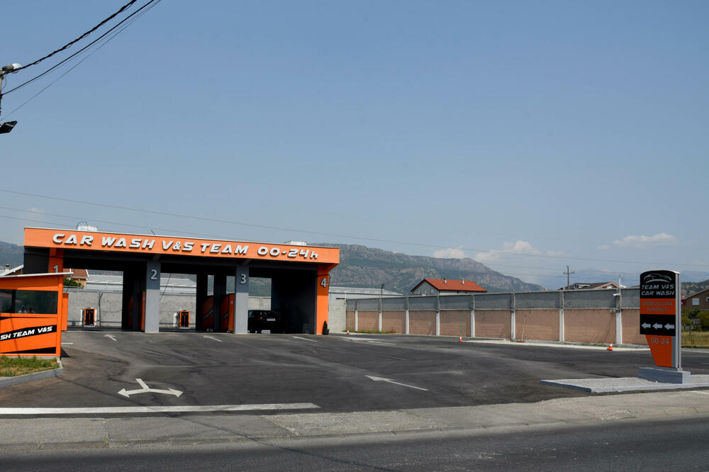 Eksplozivom pričinjena manja šteta u auto-perionici Stanišića, Foto: BORIS PEJOVIC