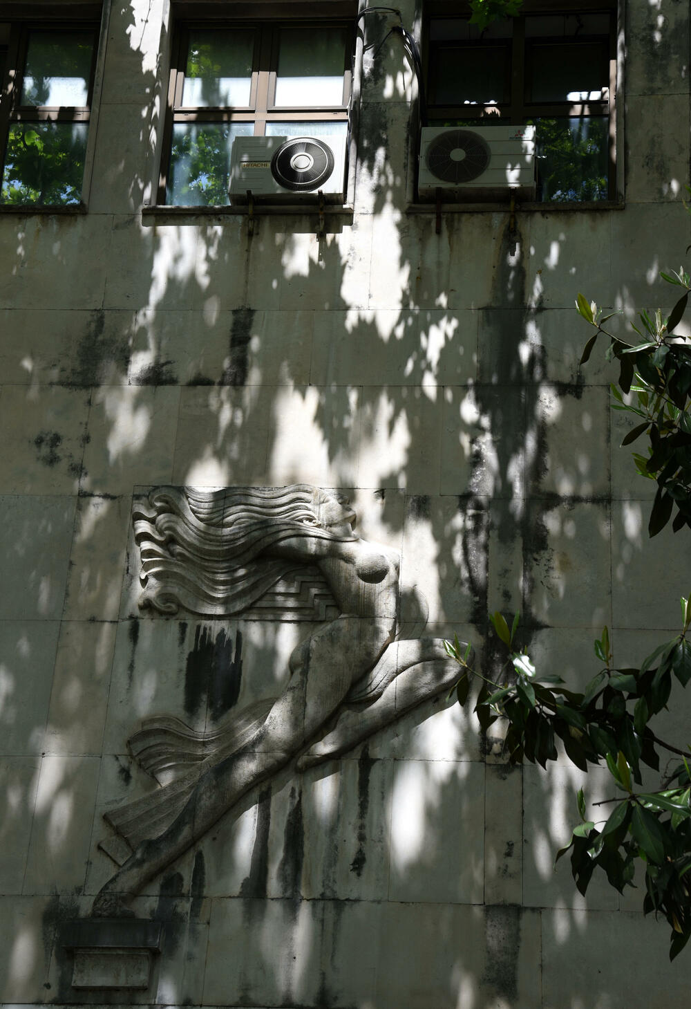 'Žena u pokretu' arhitekte Vujadina Popovića na zgradi Pošte u centru Podgorice