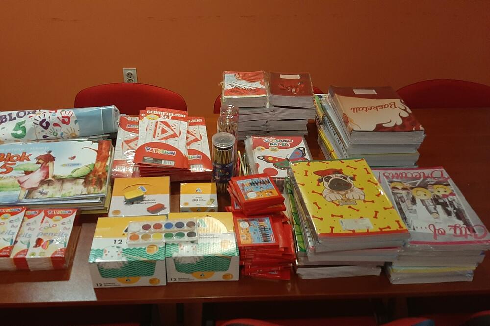 Nabavljen pribor za 25 đaka, Foto: Demokrate Bar