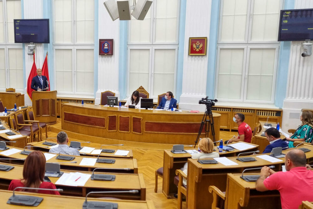Kašćelan se obraća na sjednici Skupštine Prijestonice Cetinje, Foto: Prijestonica Cetinje