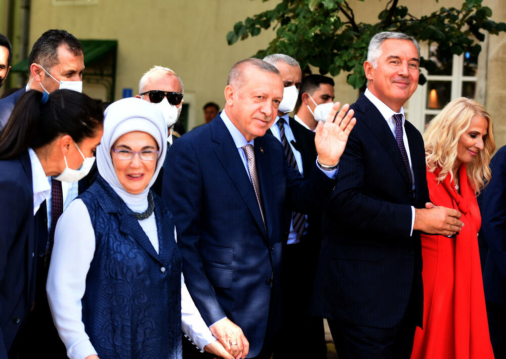 <p>Gosti na ručku, pored članova delegacija, bili su i potpredsjednik Vlade Dritan Abazović, gradonačelnik Prijestonice Cetinje Aleksandar Kašćelan, predsjednik Bošnjačke stranke Ervin Ibrahimović i reis islamske zajednice u Crnoj Gori Rifat FejziĆ</p>