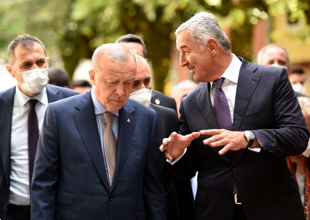 <p>Gosti na ručku, pored članova delegacija, bili su i potpredsjednik Vlade Dritan Abazović, gradonačelnik Prijestonice Cetinje Aleksandar Kašćelan, predsjednik Bošnjačke stranke Ervin Ibrahimović i reis islamske zajednice u Crnoj Gori Rifat FejziĆ</p>