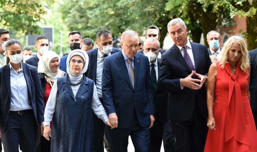 <p>Gosti na ručku, pored članova delegacija, bili su i potpredsjednik Vlade Dritan Abazović, gradonačelnik Prijestonice Cetinje Aleksandar Kašćelan, predsjednik Bošnjačke stranke Ervin Ibrahimović i reis islamske zajednice u Crnoj Gori Rifat FejziĆ</p>