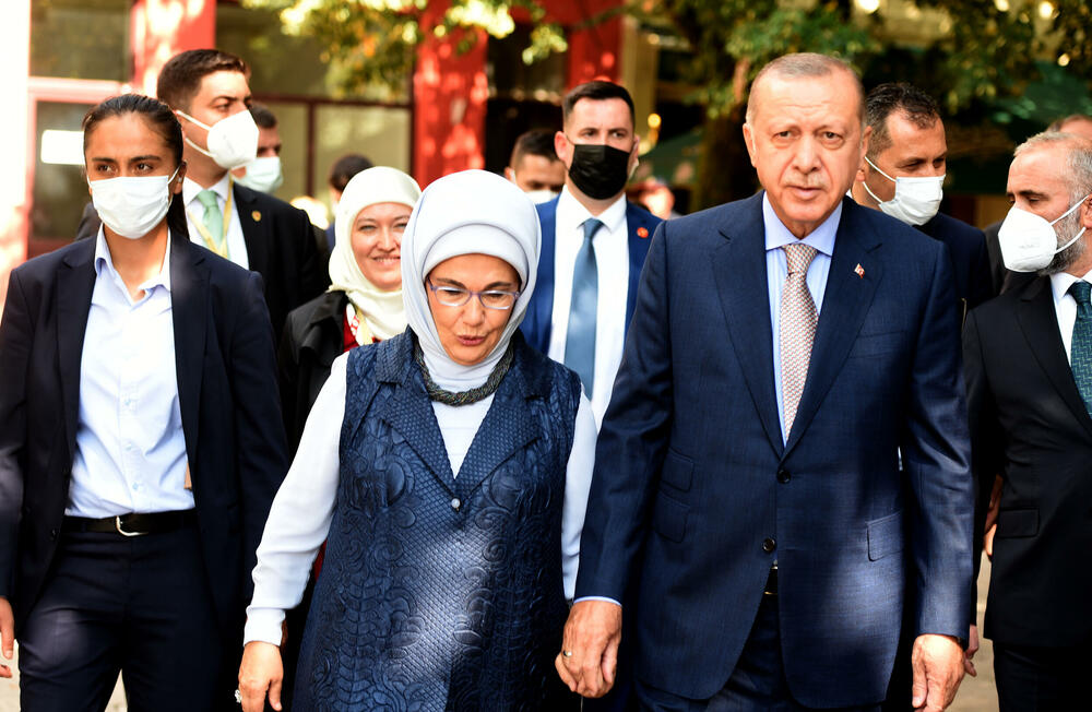 <p>Gosti na ručku, pored članova delegacija, bili su i potpredsjednik Vlade Dritan Abazović, gradonačelnik Prijestonice Cetinje Aleksandar Kašćelan, predsjednik Bošnjačke stranke Ervin Ibrahimović i reis islamske zajednice u Crnoj Gori Rifat FejziĆ</p>