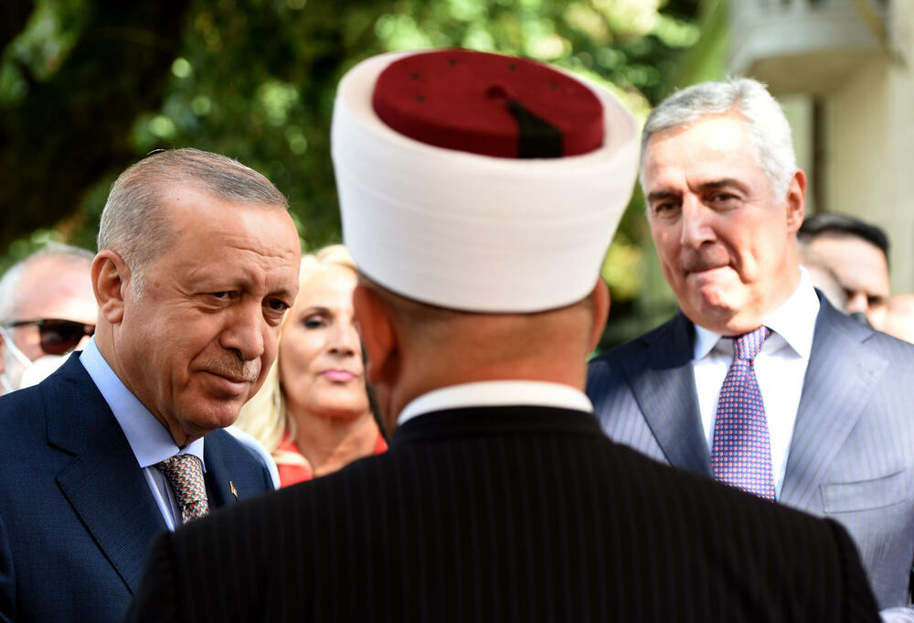 <p>Gosti na ručku, pored članova delegacija, bili su i potpredsjednik Vlade Dritan Abazović, gradonačelnik Prijestonice Cetinje Aleksandar Kašćelan, predsjednik Bošnjačke stranke Ervin Ibrahimović i reis islamske zajednice u Crnoj Gori Rifat FejziĆ</p>