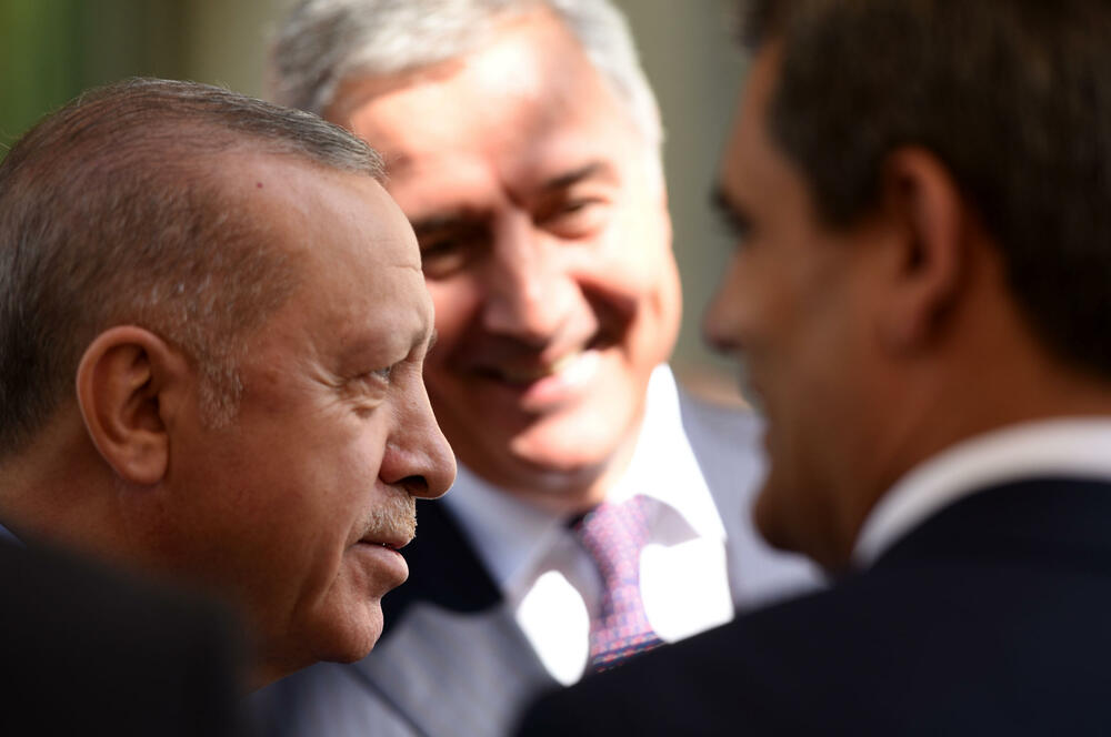 <p>Gosti na ručku, pored članova delegacija, bili su i potpredsjednik Vlade Dritan Abazović, gradonačelnik Prijestonice Cetinje Aleksandar Kašćelan, predsjednik Bošnjačke stranke Ervin Ibrahimović i reis islamske zajednice u Crnoj Gori Rifat FejziĆ</p>