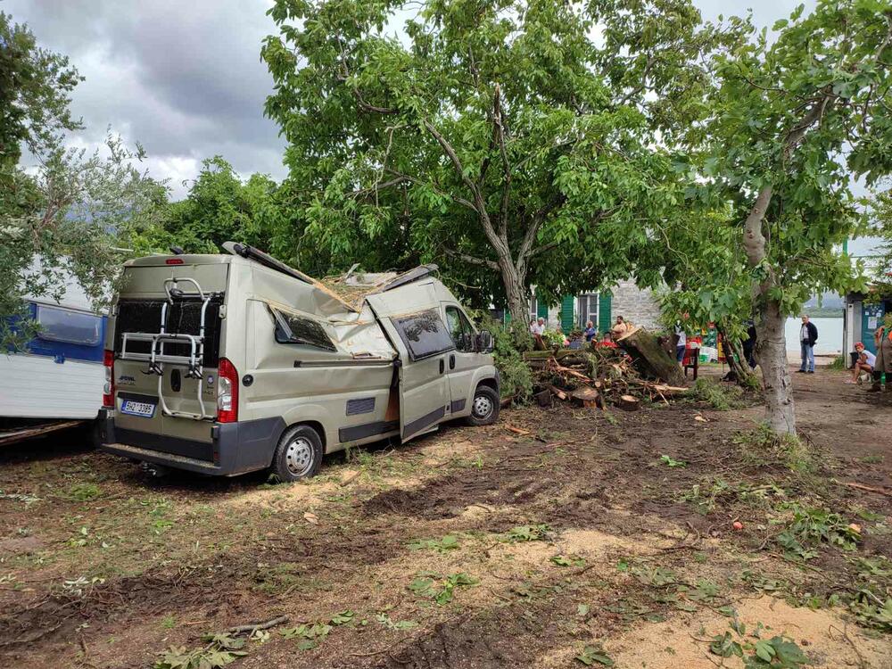 <p>Iščupano drveće oštetilo je i vodovodne i elektro instalacije pa je auto kamp "Bova" u Župi ostao bez struje i vode</p>