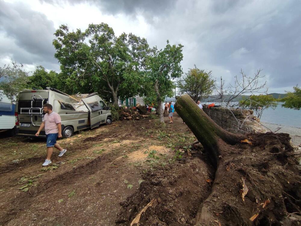 <p>Iščupano drveće oštetilo je i vodovodne i elektro instalacije pa je auto kamp "Bova" u Župi ostao bez struje i vode</p>