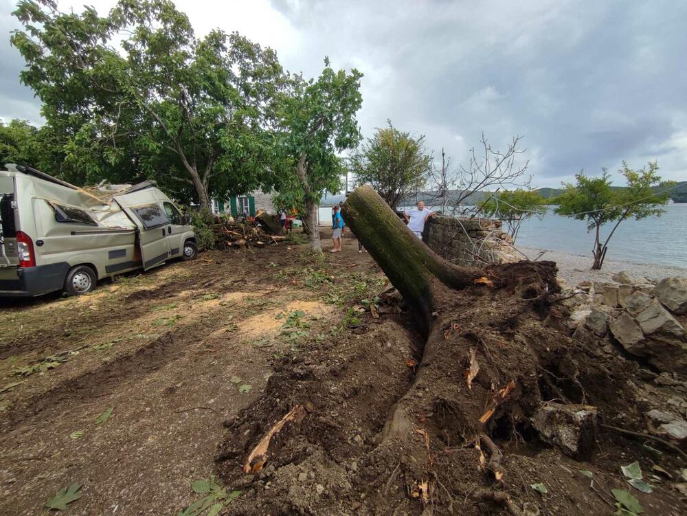 <p>Iščupano drveće oštetilo je i vodovodne i elektro instalacije pa je auto kamp "Bova" u Župi ostao bez struje i vode</p>