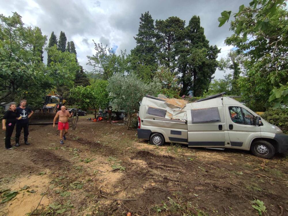 <p>Iščupano drveće oštetilo je i vodovodne i elektro instalacije pa je auto kamp "Bova" u Župi ostao bez struje i vode</p>