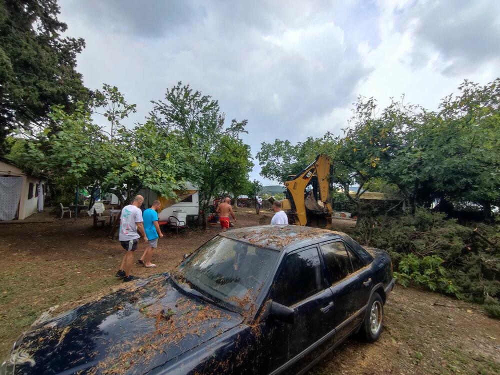 <p>Iščupano drveće oštetilo je i vodovodne i elektro instalacije pa je auto kamp "Bova" u Župi ostao bez struje i vode</p>