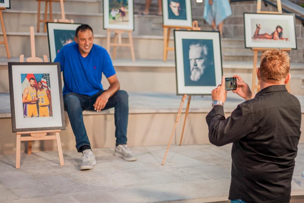 Danas i Lazić fotografiše pametnim telefonom: Lazić i Divac