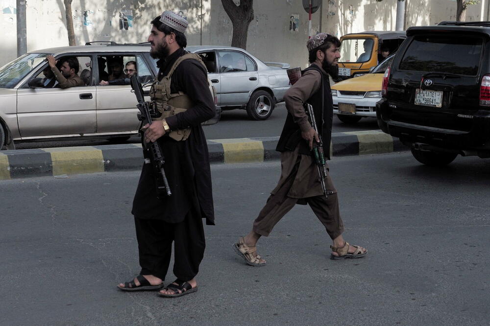 Talibanski borci čuvaju kontrolni punkt u glavnoj ulici u Kabulu, Foto: Reuters
