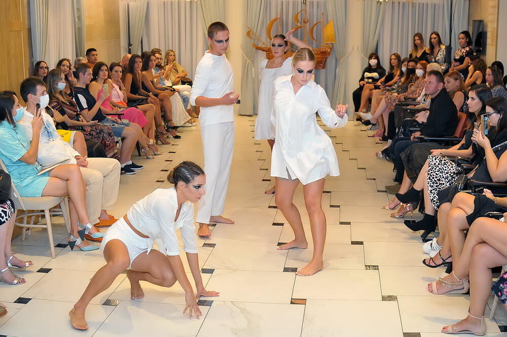 Lako se prilagodili situaciji i koreografiju izveli u zatvorenom prostoru 