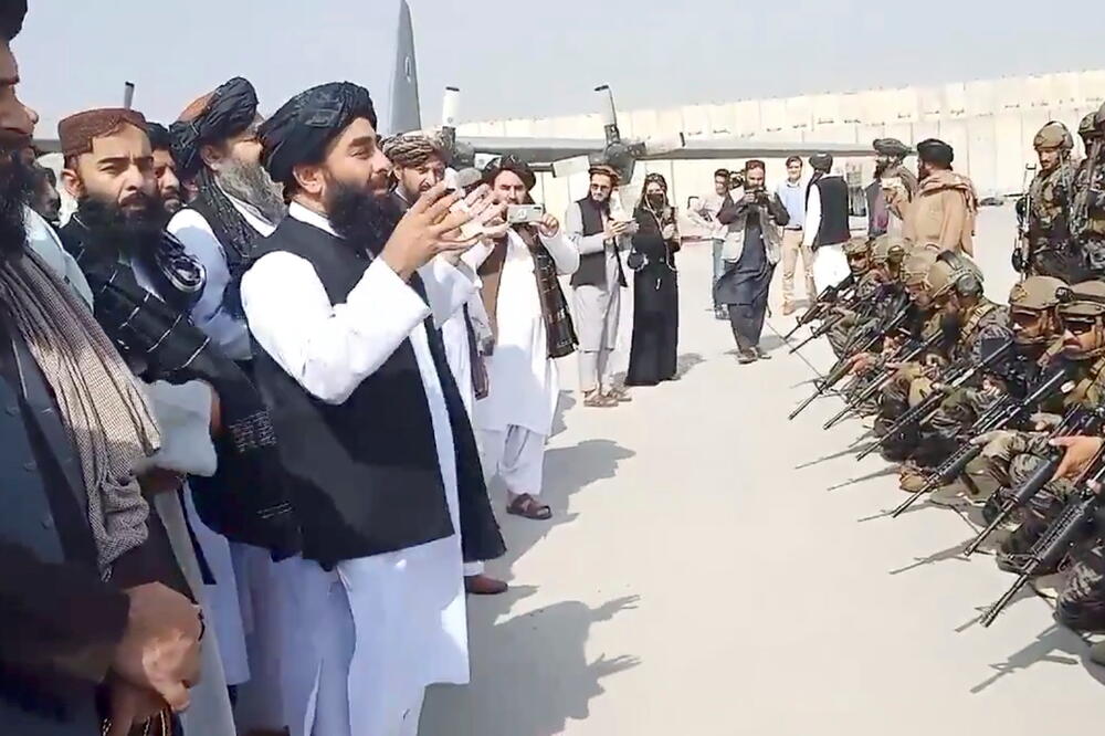 Portparol talibana Zabihullah Mudžahid razgovara sa vojnom jedinicom Badri 313 na aerodromu u Kabulu, Foto: Reuters