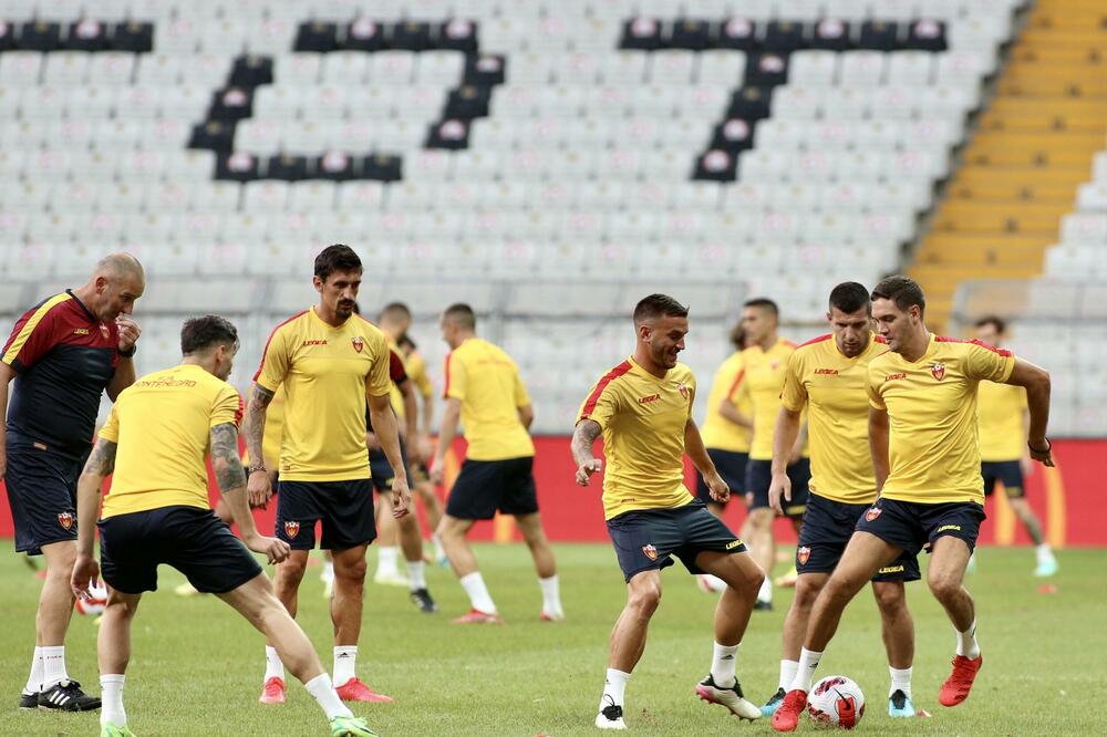 Sa treninga reprezentacije Crne Gore sinoć na “Bešiktaš parku”, Foto: FSCG