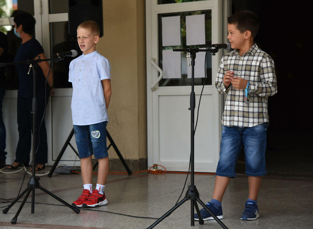 <p>V.d. direktora Zoran Đukić prvacima obećao i da će škola sarađivati sa njihovim roditeljima na njihovom vaspitanju, "kako bi postali časni i dobri ljudi"</p>