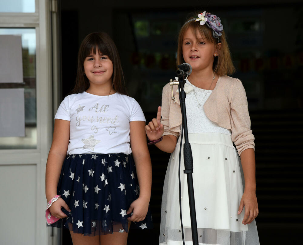 <p>V.d. direktora Zoran Đukić prvacima obećao i da će škola sarađivati sa njihovim roditeljima na njihovom vaspitanju, "kako bi postali časni i dobri ljudi"</p>