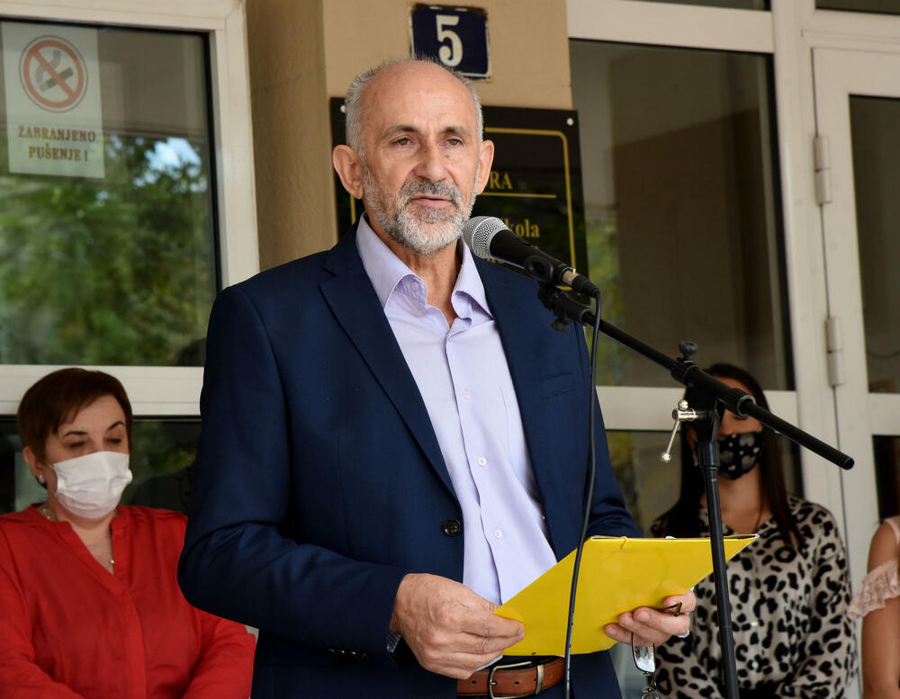 <p>V.d. direktora Zoran Đukić prvacima obećao i da će škola sarađivati sa njihovim roditeljima na njihovom vaspitanju, "kako bi postali časni i dobri ljudi"</p>