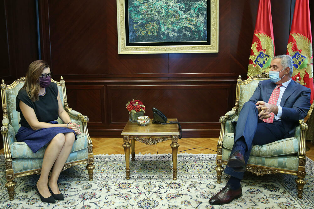 Oana Kristina Popa, Milo Đukanović