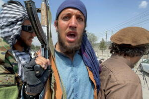 Talibani paradirali s američkim vojnim vozilima