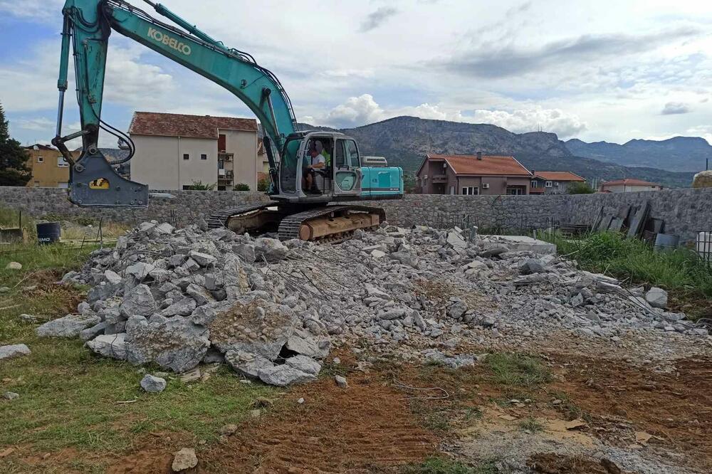 Bager uklanja temelj Šukovićeve započete kuće, Foto: Privatna arhiva