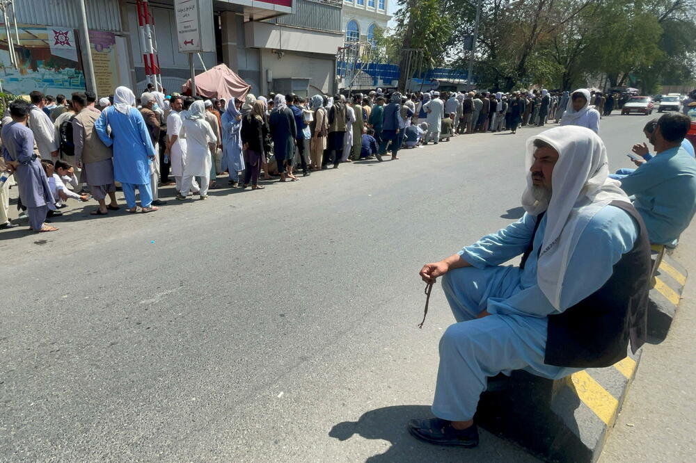 Građani ispred banke u Kabulu, Foto: Reuters