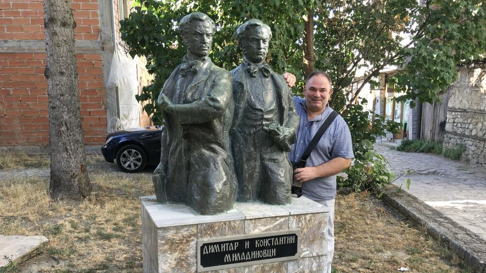 Dragoslav Dedović kod spomenika braći Miladinov 