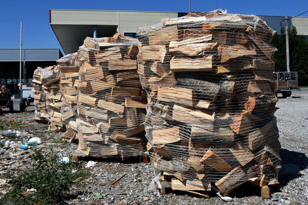 Prodaja drva za ogrev na Zabjelu, Foto: Luka Zekovic