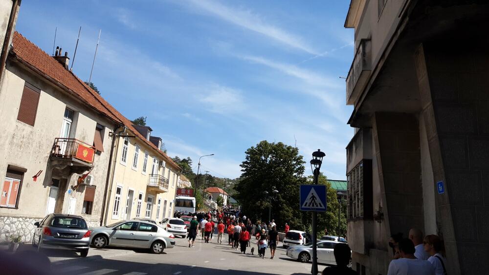 <p>Demonstranti su kazali da je cilj da se patrijarh srpski Porfirije i mitropolit Joanikije spriječe da dođu u prijestonicu</p>