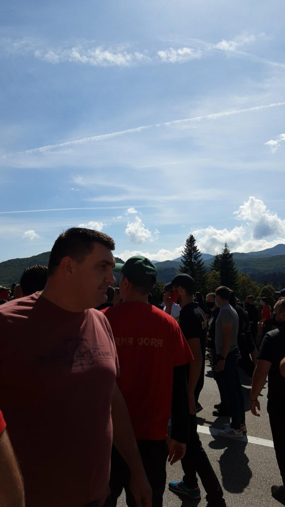 <p>Demonstranti su kazali da je cilj da se patrijarh srpski Porfirije i mitropolit Joanikije spriječe da dođu u prijestonicu</p>