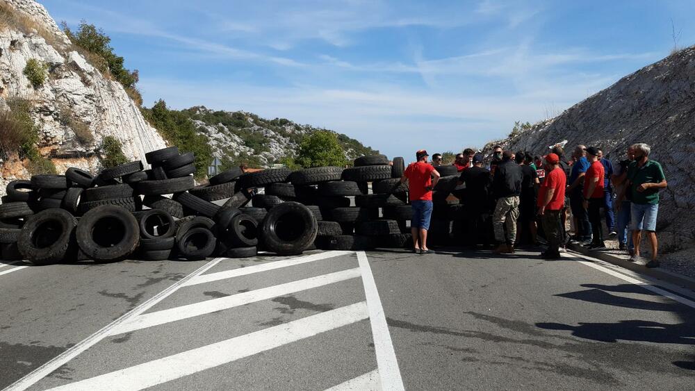 <p>Demonstranti su kazali da je cilj da se patrijarh srpski Porfirije i mitropolit Joanikije spriječe da dođu u prijestonicu</p>