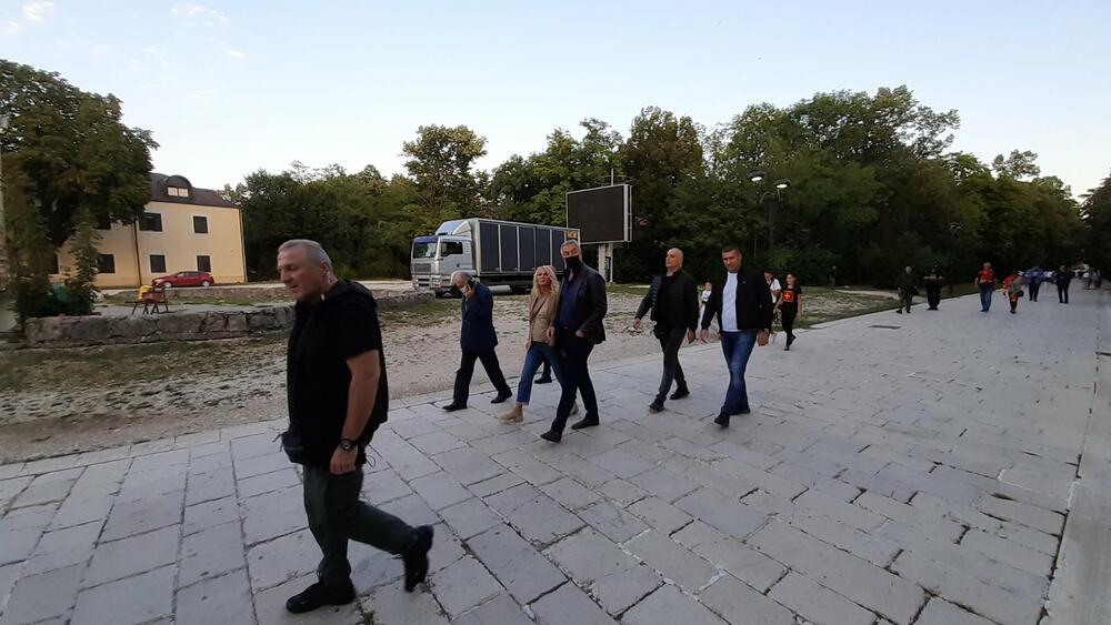 <p>Đukanović je danas pozvao građane, svih vjera i nacija i političkih opcija, da zajedno doprinesu očuvanju mira, stabilnost i multietničkog sklada</p>