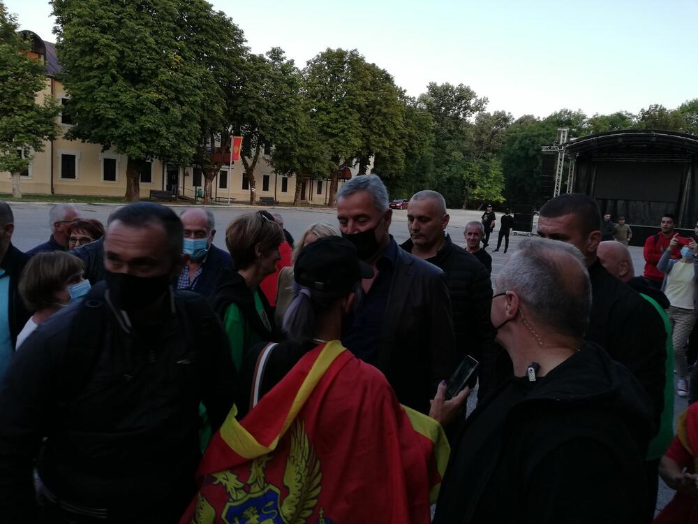 <p>Đukanović je danas pozvao građane, svih vjera i nacija i političkih opcija, da zajedno doprinesu očuvanju mira, stabilnost i multietničkog sklada</p>