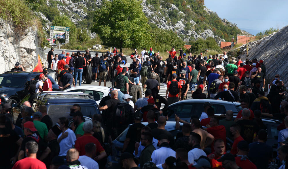 <p>Demonstranti su kazali da je cilj da se patrijarh srpski Porfirije i mitropolit Joanikije spriječe da dođu u prijestonicu</p>