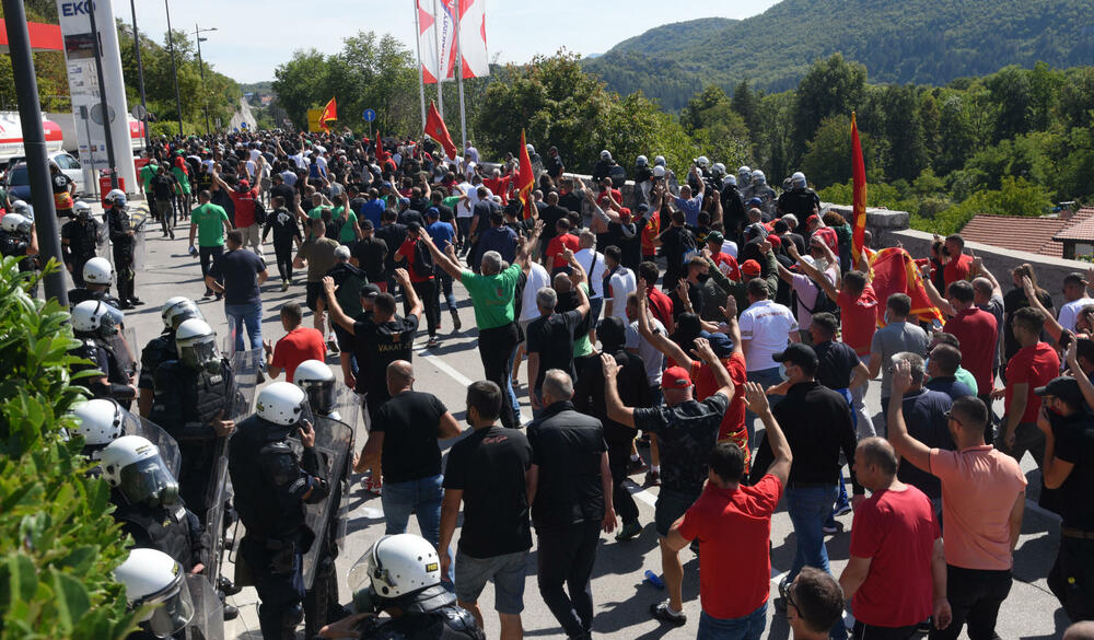 <p>Demonstranti su kazali da je cilj da se patrijarh srpski Porfirije i mitropolit Joanikije spriječe da dođu u prijestonicu</p>