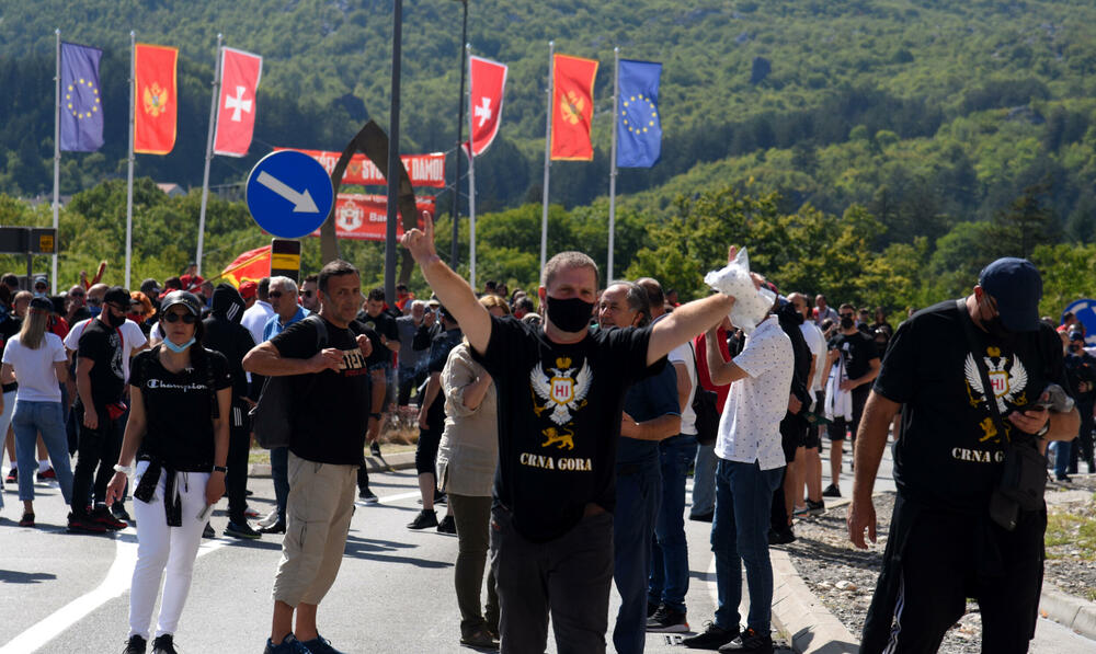 <p>Demonstranti su kazali da je cilj da se patrijarh srpski Porfirije i mitropolit Joanikije spriječe da dođu u prijestonicu</p>
