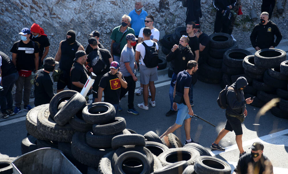 <p>Demonstranti su kazali da je cilj da se patrijarh srpski Porfirije i mitropolit Joanikije spriječe da dođu u prijestonicu</p>