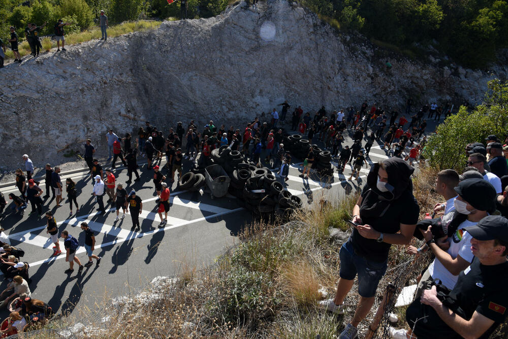 <p>Demonstranti su kazali da je cilj da se patrijarh srpski Porfirije i mitropolit Joanikije spriječe da dođu u prijestonicu</p>