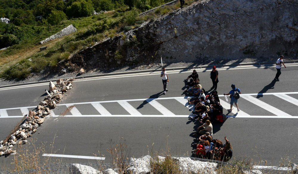 <p>Demonstranti su kazali da je cilj da se patrijarh srpski Porfirije i mitropolit Joanikije spriječe da dođu u prijestonicu</p>