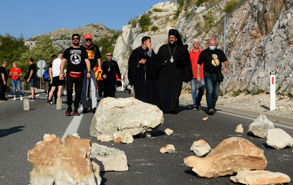 <p>Demonstranti su kazali da je cilj da se patrijarh srpski Porfirije i mitropolit Joanikije spriječe da dođu u prijestonicu</p>