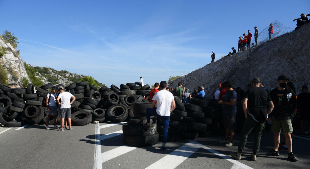 <p>Demonstranti su kazali da je cilj da se patrijarh srpski Porfirije i mitropolit Joanikije spriječe da dođu u prijestonicu</p>