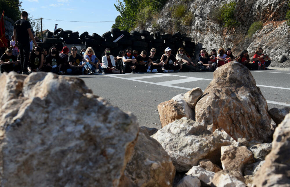 <p>Demonstranti su kazali da je cilj da se patrijarh srpski Porfirije i mitropolit Joanikije spriječe da dođu u prijestonicu</p>